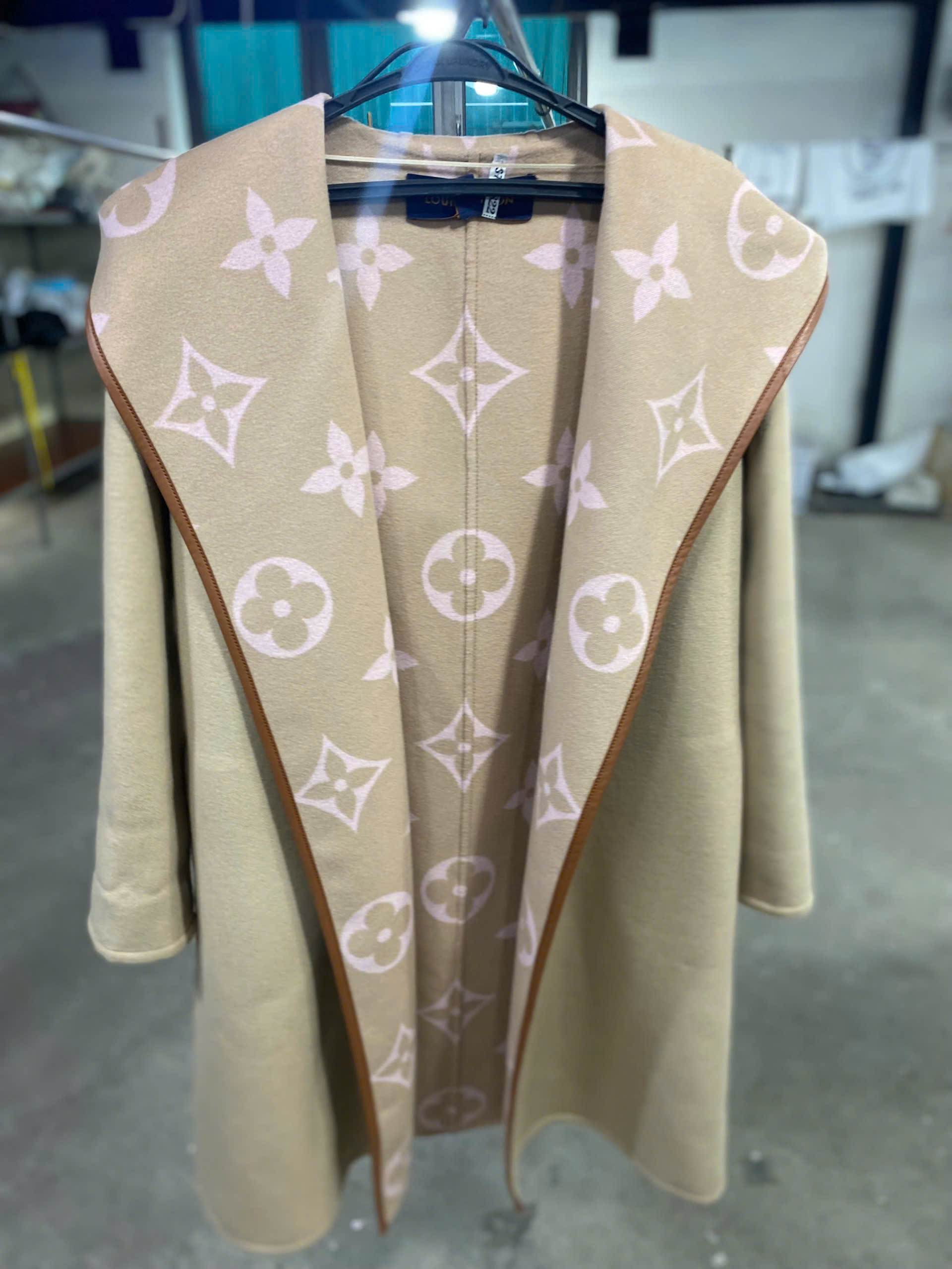 Đối với áo khoác hàng hiệu, nguyên tắc quan trọng nhất là phải làm sạch trước khi cất giữ để tránh nấm mốc và côn trùng bị thu hút bởi mồ hôi hay dầu cơ thể. Việc chọn giặt khô hay giặt ướt phụ thuộc hoàn toàn vào chất liệu vải và nhãn hướng dẫn (Care Label) đính trên áo.